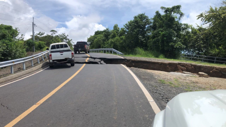 Una carretera colapsó tras el terremoto en Panamá.