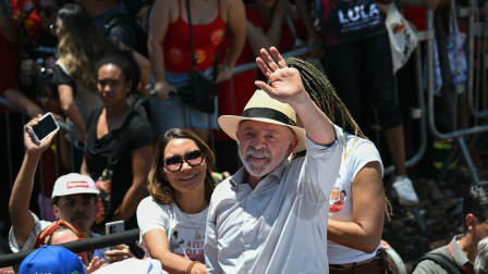 El presidente de Brasil y candidato presidencial Luiz Inácio Lula da Silva, y la primera dama Rosangela 'Janja' da Silva en una caravana de campaña en Ceilandia.