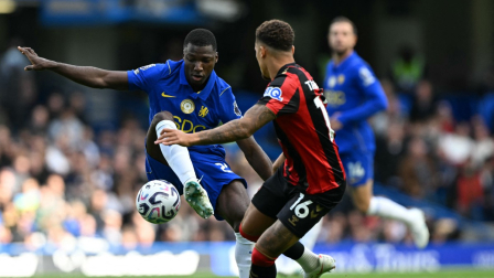 El centrocampista ecuatoriano del Chelsea, Moisés Caicedo (n.º 25, izq.), disputa el balón con el centrocampista inglés del Bournemouth, Marcus Tavernier (n.º 16, der.), durante el partido de la Premier League inglesa