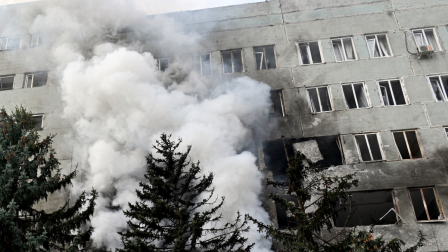 Se eleva humo durante un incendio en un edificio de una clínica tras un ataque aéreo ruso contra Járkov el 10 de octubre de 2026 —que dejó cuatro heridos—, en el marco de la invasión rusa de Ucrania.