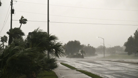 Se observa una carretera desierta mientras los fuertes vientos del huracán Isaías azotan Pensacola, Florida, el 9 de octubre de 2026. Las bandas exteriores del huracán Isaías azotaban el viernes la costa estadounidense