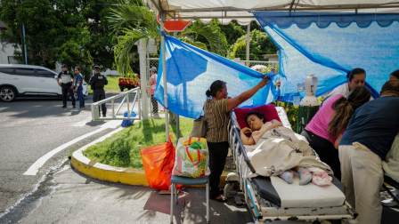 Pacientes reciben atención en el exterior del Hospital Aquilino Tejeira de Penonomé, Panamá, el 10 de octubre de 2026, ante el temor a réplicas tras el terremoto ocurrido el día anterior. Un potente sismo de magnitud 7,7 sacudió Panamá.