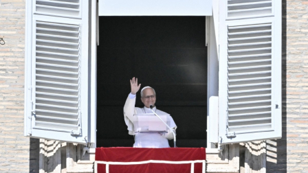 El Papa León XIV saluda a los fieles durante el rezo del Ángelus desde la ventana del Palacio Apostólico con vistas a la Plaza de San Pedro, en el Vaticano, el 11 de octubre de 2026.