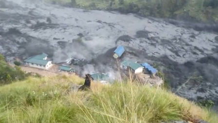 Esta imagen, tomada de un video de AFPTV grabado el 11 de octubre de 2026, muestra cómo las aguas de una crecida repentina —provocada por un deslizamiento de tierra en seco— destruyen edificios a lo largo del río Budhi Gandaki, en la localidad de Sallari Chumnubri
