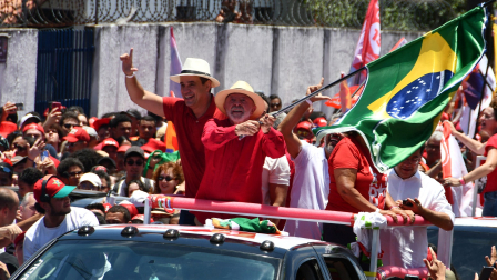 El presidente de Brasil y candidato presidencial Luiz Inácio Lula da Silva, del Partido de los Trabajadores (PT), ondea una bandera nacional de Brasil durante un acto de campaña en Natal, estado de Rio Grande do Norte, Brasil, el 10 de octubre de 2026.