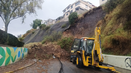Un deslizamiento bloquea la vía en Mariano Hinojosa y la Autopista General Rumiñahui, sector El Madrigal.
