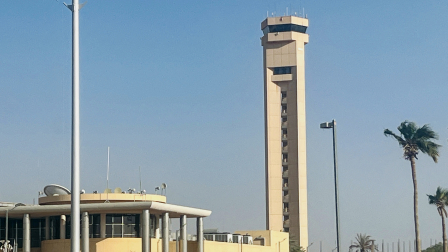 En la imagen se observa una torre de control de tráfico aéreo en el Aeropuerto Internacional Rey Khalid de Riad