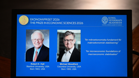 Retratos de los galardonados, los economistas estadounidenses Robert E. Hall (izquierda) y Michael Woodford, tras el anuncio de los ganadores del Premio Sveriges Riksbank de Ciencias Económicas.