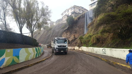 Maquinaria del Municipio de Quito permanece en la zona del ingreso al Madrigal para realizar la remoción de escombros.