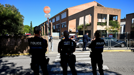 Agentes de la policía municipal francesa patrullan las inmediaciones de la escuela secundaria Joseph-Lakanal después del ataque de un estudiante.