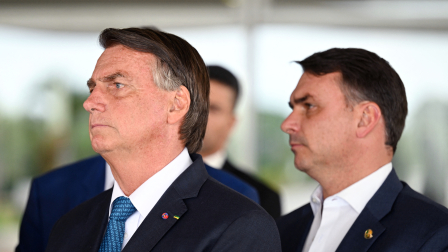 Flávio Bolsonaro y su padre, Jair Bolsonaro, en una conferencia de prensa en 2022.