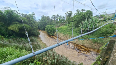 Un derrame de petróleo se observa en el río Cupa.