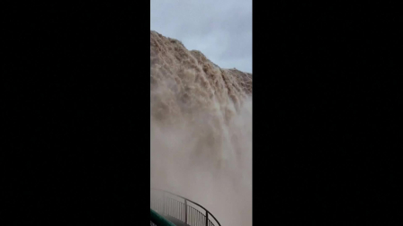 El fuerte caudal de agua y las intensas lluvias obligan a cerrar el acceso turístico a las Cataratas del Iguazú