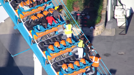Varias personas fueron evacuadas de una montaña rusa tras un incidente con un pasajero.
