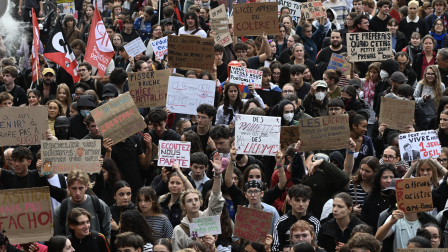 Miles de jóvenes salieron a las calles de París para protestar este martes 13 de octubre de 2026.