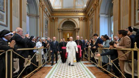 El papa León XIV en una reunión en el Círculo San Pietro en el Vaticano.