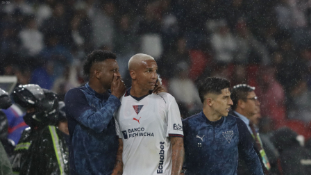 Deyverson Silva junto a Michael Estrada tras ser expulsado en el partido ante Barcelona SC.