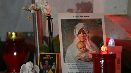 Velas, flores y oraciones son llevadas a la estatua de Juan Pablo II frente al Hospital Universitario Gemelli de Roma, donde el Papa León XIV fue ingresado para una operación para extirparle un tumor pulmonar,