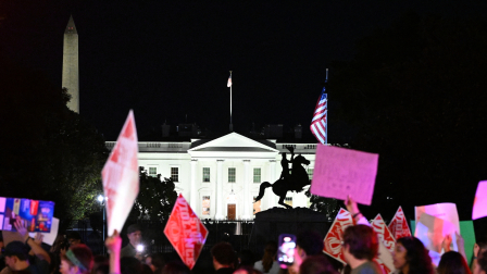 Manifestantes del movimiento feminista Women's March marchan cerca de la Casa Blanca en protesta a una presunta violación grupal ocurrida en 2024 en la Universidad de Cornell.