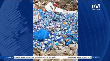 Cajas destinadas a planteles públicos fueron encontradas en la vía pública; el Ministerio de Educación abrió una investigación sobre la procedencia. Un reportaje de Belén Merizalde