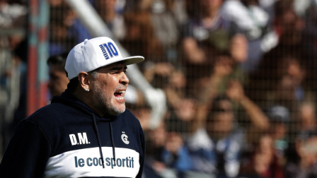 La exestrella del fútbol argentino Diego Armando Maradona hace gestos durante el primer entrenamiento de Gimnasia bajo su dirección técnica en el estadio El Bosque, en La Plata (provincia de Buenos Aires, Argentina), el 8 de septiembre de 2019.
