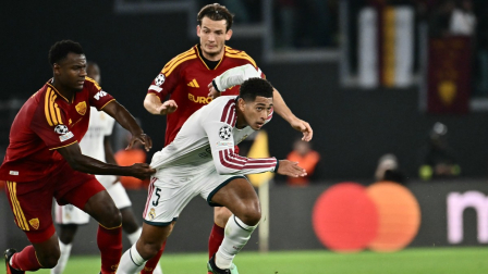El centrocampista inglés del Real Madrid, Jude Bellingham (n.º 5), intenta zafarse del defensa marfileño de la AS Roma, Evan N'Dicka (n.º 5, a la izquierda), durante el partido de la segunda jornada de la primera fase de la UEFA Champions League entre la AS Roma y el Real Madrid,