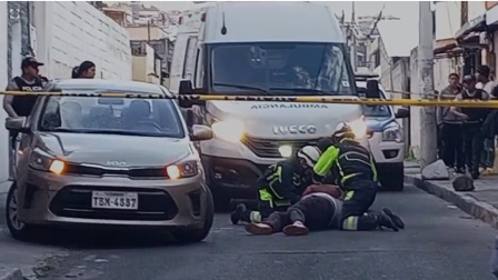 Paramédicos atendieron a un hombre herido tras un ataque armado en el sur de Quito.