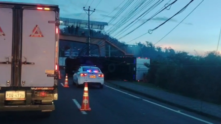 Un camión se volcó sobre la Autopista Rumiñahui a la altura del puente dos.