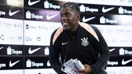 Seedorf debuta con la misión de parar la caída libre del Corinthians