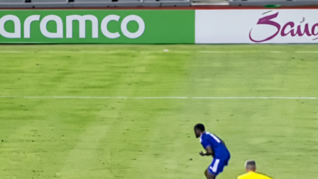 Un jugador de la Concacaf ejecuta un cobro desde el punto penal.