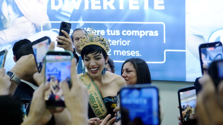 Shyare Andrade, primera finalista del Miss Grand International 2026, en su regreso a Ecuador, en el aeropuerto José Joaquin de Olmedo.