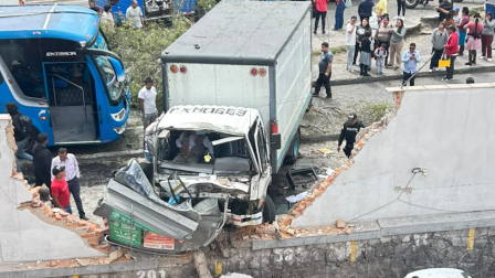 Dos personas resultaron heridas tras el choque entre un camión y un bus en el norte de Quito la tarde de este jueves 15 de octubre de 2026.