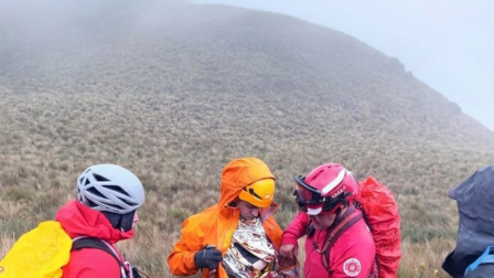 Bomberos del cantón Mejía trabajaron en el rescate de los andinistas.