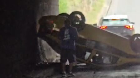 Un taxi se volcó en la av. Eloy Alfaro y Galo Plaza Lasso, en el sector de Carcelén, al norte de Quito, la tarde de este jueves 15 de octubre de 2026.