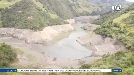 La represa más grande del país mantiene una tendencia descendente mientras disminuyen los caudales del río Paute y la sequía impacta el complejo. Un reportaje de Iván Rodríguez