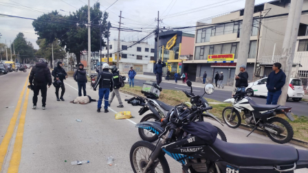Una motocicleta de policía está involucrada en un siniestro de tránsito este viernes 16 de octubre.
