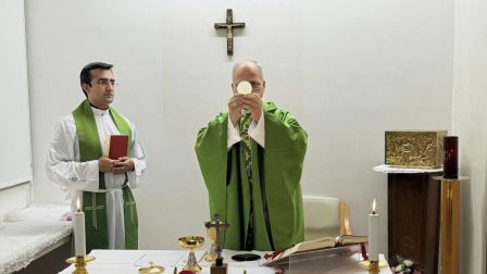 Papa León XIV oficiando una misa en el Hospital Universitario Gemelli de Roma, donde se recupera tras someterse a una cirugía de pulmón.