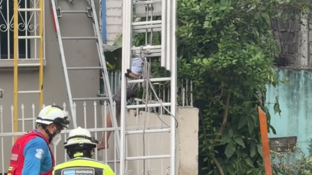 Cuerpo de bomberos asistiendo la emergencia en Guayaquil.