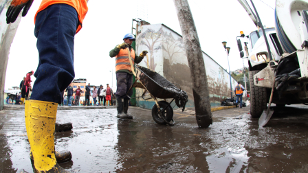 Labores de limpieza en la Lucha de los Pobres luego de las inundaciones provocadas por las fuertes lluvias de octubre.