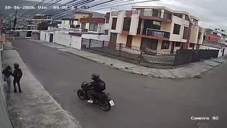 Una joven sufrió un violento asalto en el sector de La Keneddy, al norte de Quito, la mañana de este viernes 16 de octubre de 2026. Los sospechosos iban a bordo de una motocicleta.