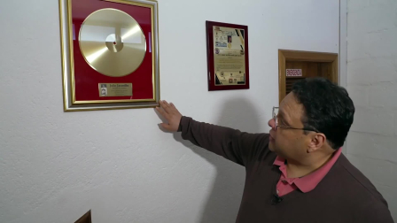 De un taller de zapatos al aplauso de todo un continente, la voz de JJ trascendió la música para volverse una leyenda. Hoy, su hijo abre el baúl familiar para revelarnos el lado más humano del Ruiseñor de América: el padre que entre risas, acordes y nostalgia dejó una huella imborrable en su memoria.