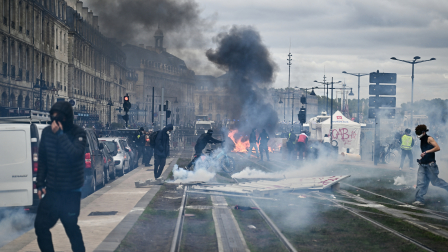 El humo se eleva durante una manifestación en Burdeos, al suroeste de Francia, el 17 de octubre de 2026
