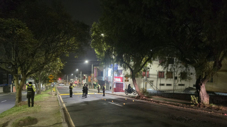 Policía investiga el asesinato de dos personas a bordo de un taxi en Carcelén, norte de Quito.
