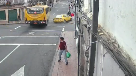 El choque entre un bus y un vehículo tipo taxi provocó el atropello a una mujer de la tercera edad la tarde de este viernes 16 de octubre de 2026.