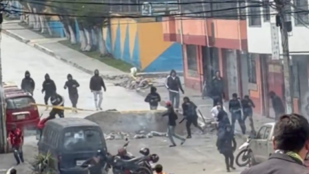 Hinchas de Liga de Quito y de Aucas se enfrentan en los exteriores del estadio Gonzalo Pozo Ripalda.