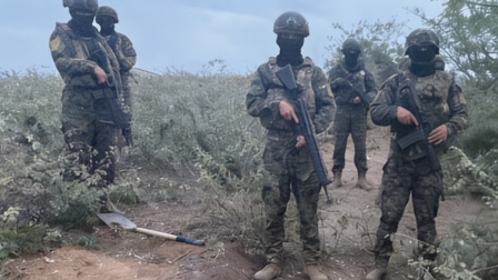 Militares capturan a cinco presuntos integrantes de 'Los Lobos' mientras desmembraban un cadáver e incineraban vehículos en Posorja la noche de este viernes 16 de octubre de 2026.