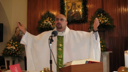 Sacerdote Patricio Sánchez muere en plena misa en Guayaquil luego de que le cayó un crucifijo gigante