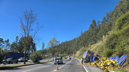 Tráiler cargado con cervezas se estrella contra un poste en la avenida Simón Bolívar, en Quito
