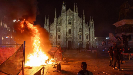 Un incendio arde tras los enfrentamientos entre la Policía y manifestantes frente a la Catedral de Milán