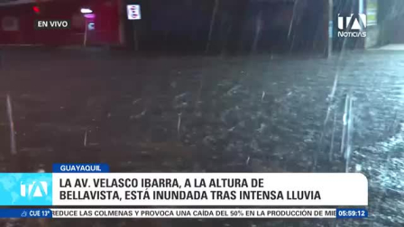 El fuerte temporal invernal causó anegaciones en este importante tramo vial de Guayaquil, obligando a los conductores a tomar precauciones para evitar siniestros. Un reporte de Ricardo Cruzatty